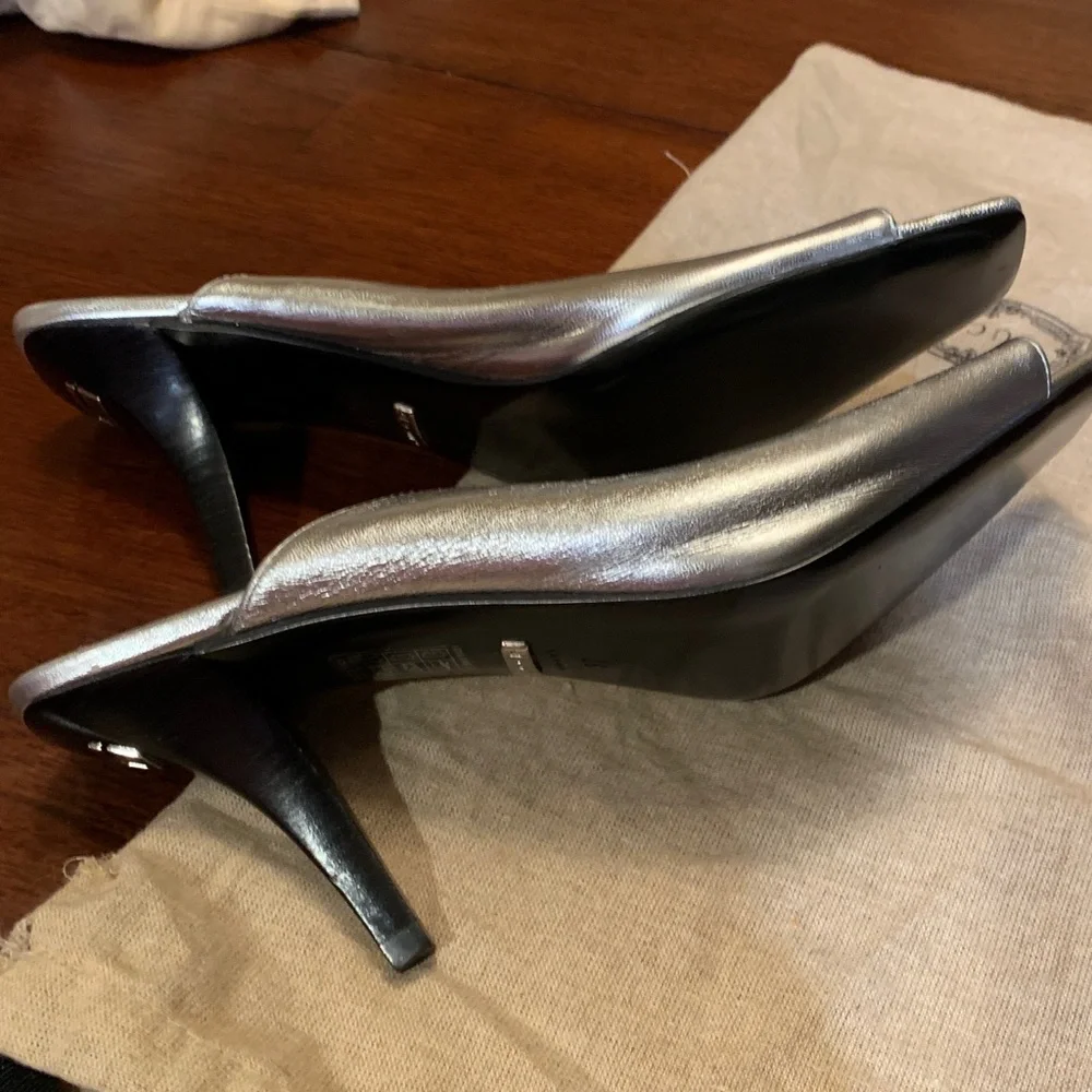 Brand new, rare,authentic ,real leather silver  Gucci shoes,made in Italy,size 7 - Picture 16 of 17